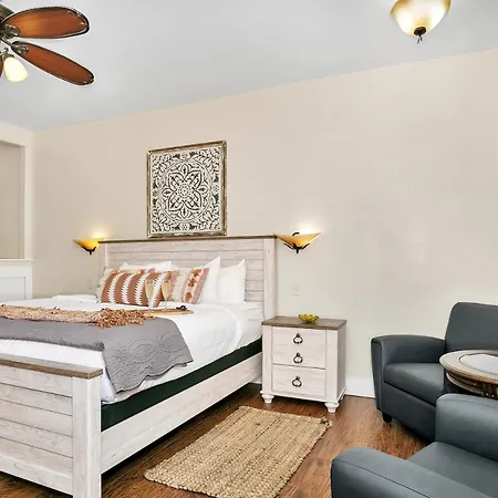 Ferienwohnung Main Street Retreat #22 - King Bed, On Main St, Shared Hot Tub & Pool